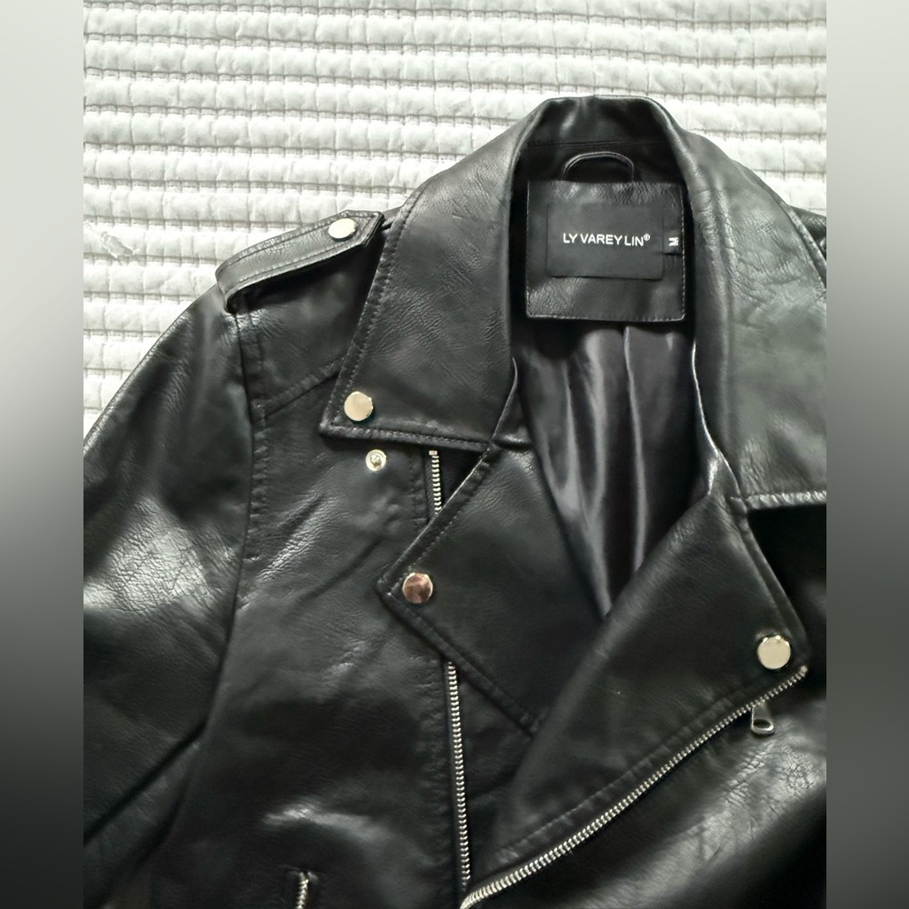 LYVAREYLIN Black Leather Jacket